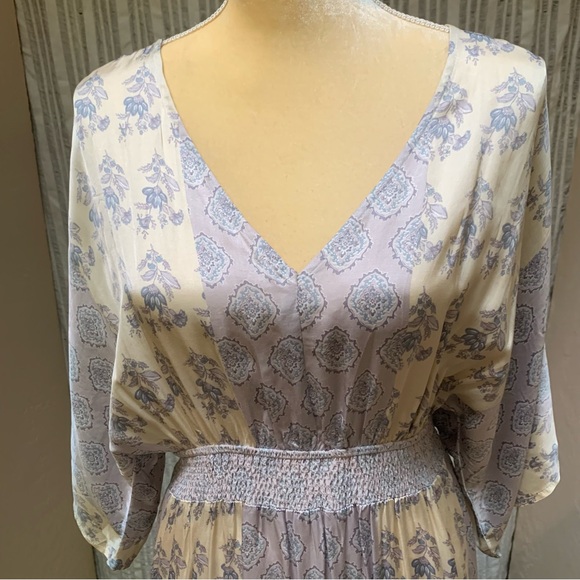 Elegant silky backless dress. Flutter sleeve. - Picture 2 of 9